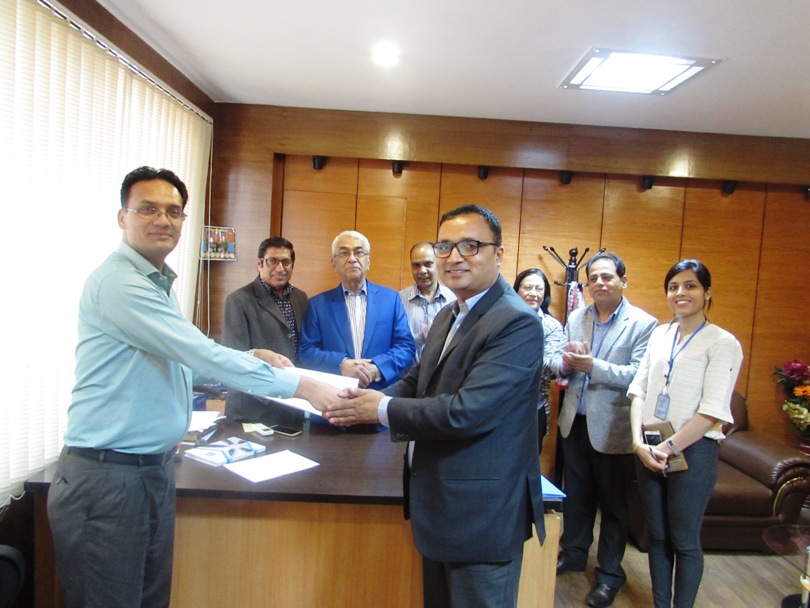 प्रिमियर इन्स्योरेन्स र ओम हस्पिटल बिच बीमा सेवा प्रदान गर्नको लागि सम्झौता