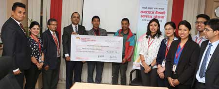 सनराइज बैंकले भर्खरै सुरु गरेको स्वास्थ्य बीमा अन्तर्गत पहिलो दाबी भुक्तानी गर्यो