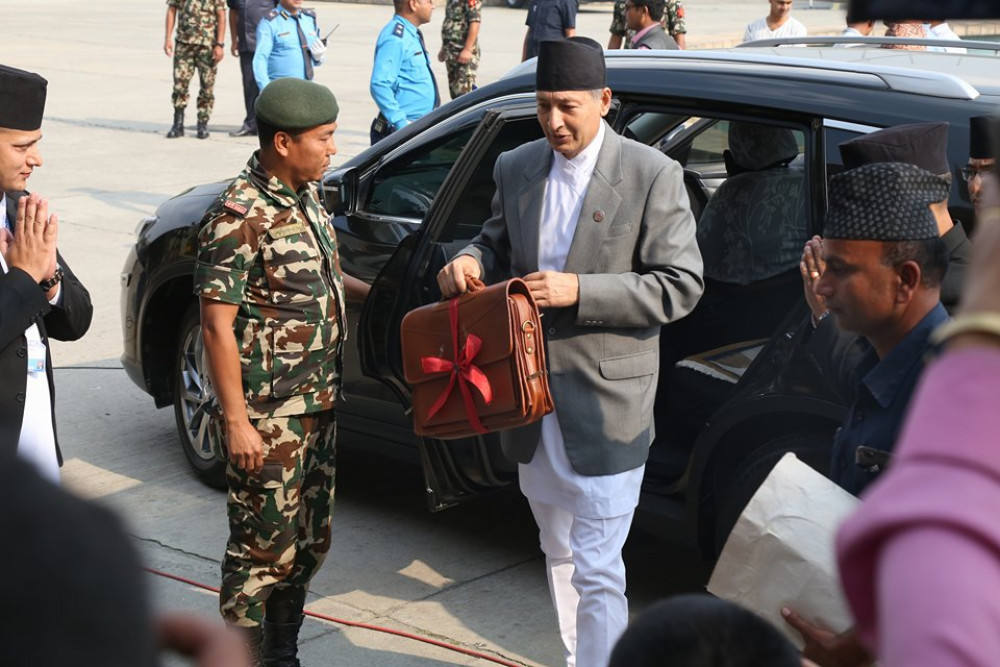 बजेटमा इन्स्योरेन्स :प्राथमिकतामा स्वास्थ्य बिमा, जिबन बिमा गर्दा पाइने आयकर छुट सिमा ५ हजारले बढ्यो