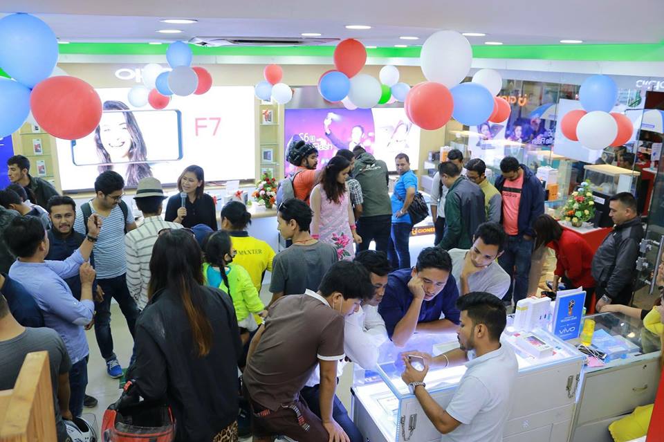 केएल टावरमा पुरानो मोबाइलसँग ग्यालेक्सी नोट ९ साट्न पाइने