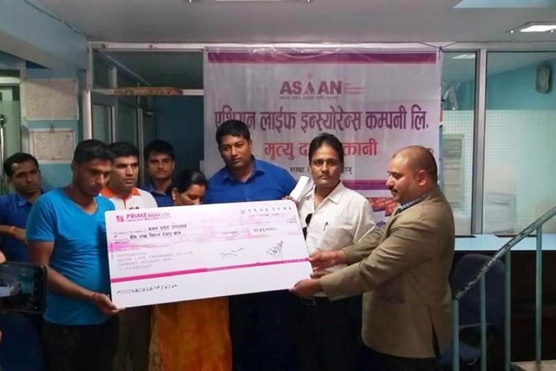 एशियन लाईफद्धारा दुर्घटना लाभ बापत साढे  २० लाख रुपैयाँ भुक्तानी