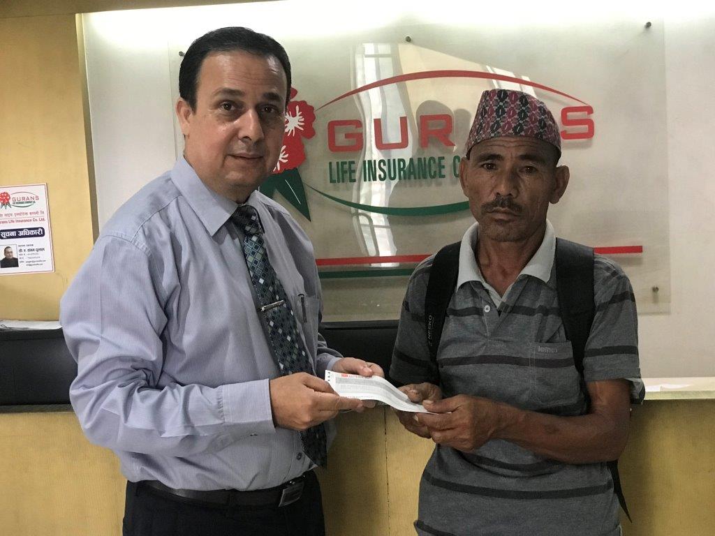 गुराँस लाइफ इन्स्योरेन्सले दावी वापतको रकम बीमितको परिवारलाई हस्तान्तरण गर्यो।