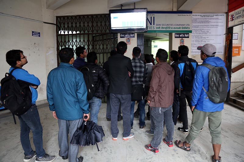 यी १० कम्पनीको शेयरमा झुम्मिए लगानीकर्ता, कुनको कति उठाए ?