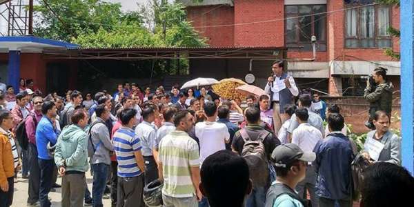 तिलक कोइराला सहित ५ जना पक्राउ, लगानीकर्ता माइतिघरमा विरोध प्रदर्शन गर्दै