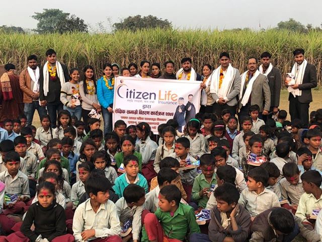 सिटिजन लाइफ द्वारा सुस्ताका विद्यार्थीहरुलाई ७० हजारको शैक्षिक सामग्री बितरण