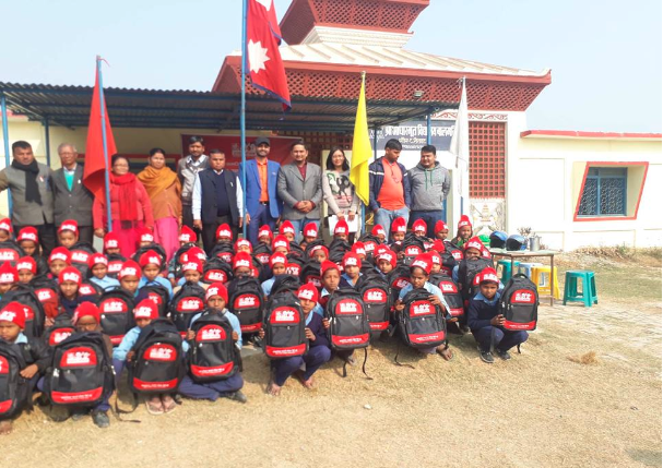 तराईका चार विद्यालयमा डिशहोमले “डिशहोम उज्वल भविष्य”योजना मार्फत शैक्षिक सामाग्री झोला तथा न्यानो टोपी वितरण