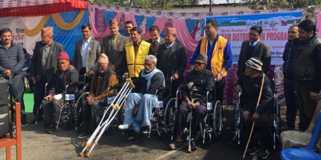 कामना सेवा विकास बैंक द्धारा कुष्ठरोगका बिरामि लाई ह्विलचेयर प्रदान