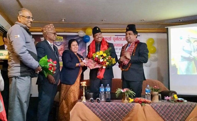 धनगढीमा एलआईसीका अभिकर्ताहरु सम्मानित