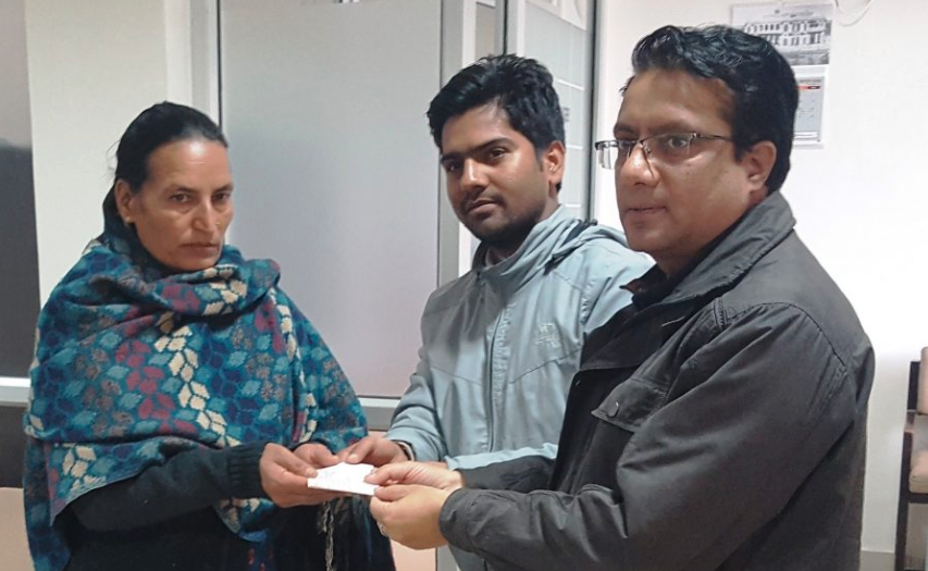 हिमालयन बैंकद्धारा मृत्यु बीमा रकम मृतकको पत्नीलाई प्रदान