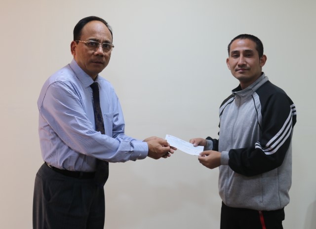 सिटिजन लाइफ द्धारा घातक रोगको उपचारका लागि रकम हस्तान्तरण