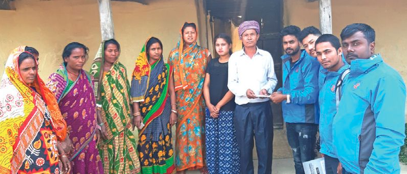 सबैको लघुवित्तद्धारा मृतक चौधरीको परिवारलाई लघुबीमा बापतको रकम हस्तान्तरण