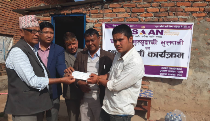 मृतक मंगली बिकको परिवारलाई दाबी भुक्तानी गर्दै एशीयन लाईफ