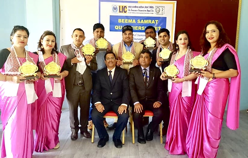 एलआईसीका ९ अभिकर्ताहरु बीमा सम्राट  द्धारा  सम्मानित