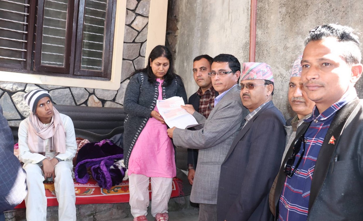 एलआइसी द्धारा मन्त्री अधिकारी परिवार लाई मृत्यु दाबी रकम भुक्तानी