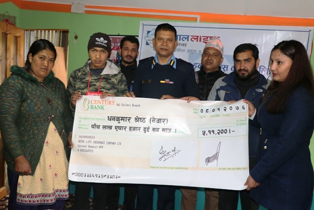 नेपाल लाईफद्धारा मृतकको परिवारलाई दाबी बापतको ५ लाख ११ हजार हस्तान्तरण