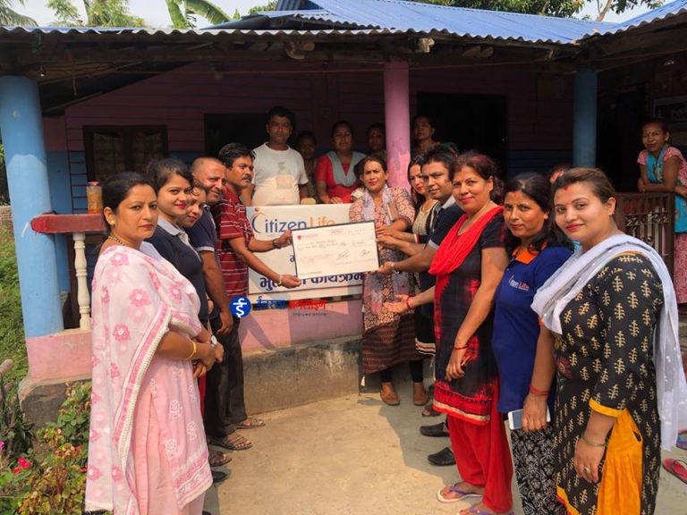 सिटिजन लाइफद्धारा मृतकको परिवारलाई  बीमा वापतको १ लाख ५० हजार रकम हस्तान्तरण