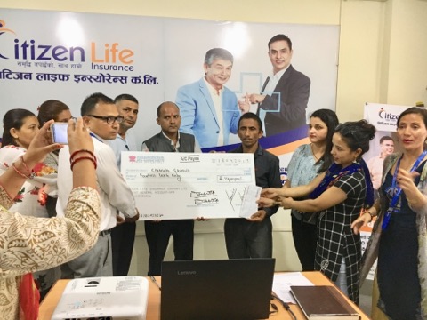 सिटिजन लाइफद्धारा मृतकको परिवारलाई बीमा वापतको १४ लाख रकम हस्तान्तरण