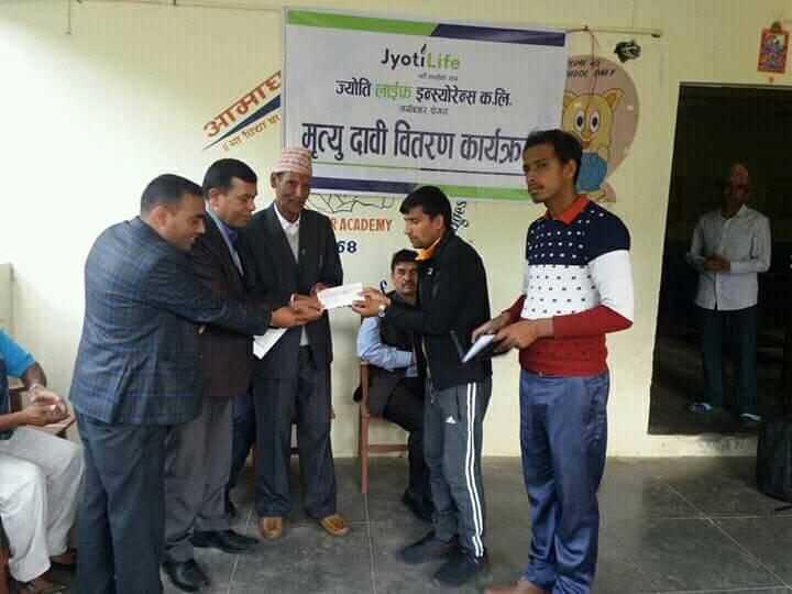 ज्योति लाईफद्धारा मृतकको परिवारलाई दाबी बापतको १५ लाख ३७ हजार ५ सय हस्तान्तरण