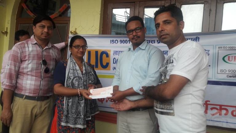 एल. आई. सी नेपाल द्धारा मृत्यु दावी रकम हस्तान्तरण