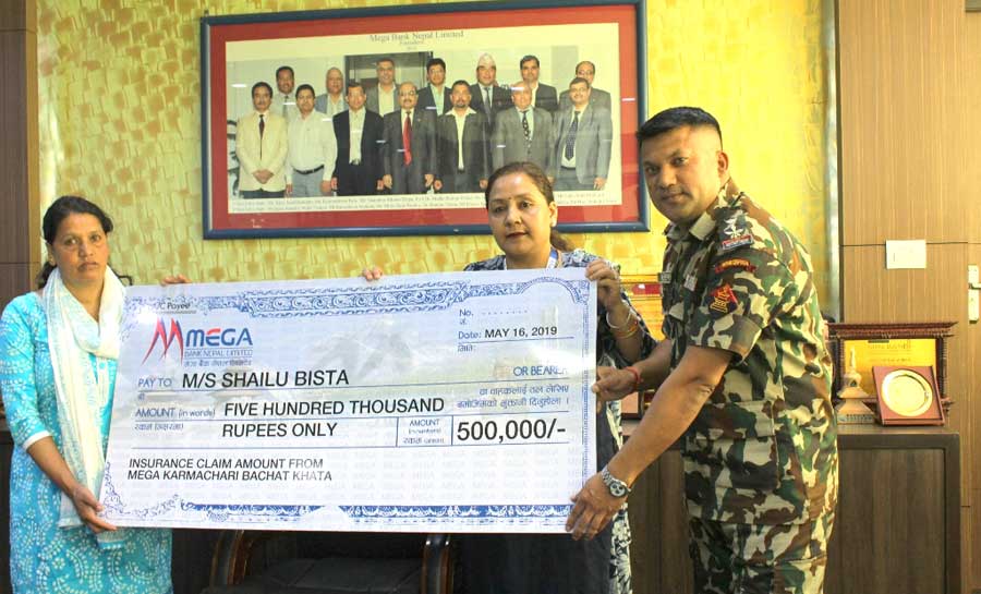 मेगा बैंकद्धारा नेपाली सेनाका जमदार अर्जुनकुमार घिमिरेका परिवारलाई बीमा बापत पाँच लाख रुपैँया हस्तान्तरण