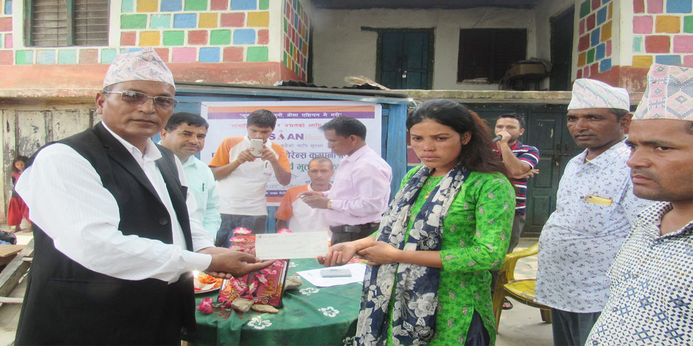 एशियन लाइफद्धारा मृतकको परिवारलाई २० लाख रकम हस्तान्तरण