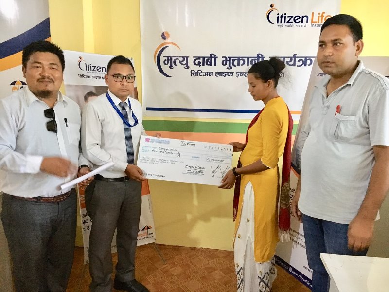 सिटिजन लाइफद्धारा मृतकको परिवारलाई बीमा वापतको १४ लाख रुपैयाँ हस्तान्तरण