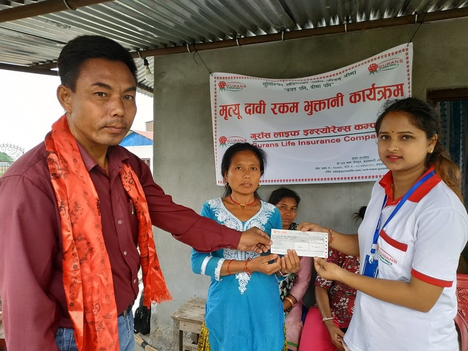 गुँरास लाइफद्धारा मृतकको परिवारलाई बीमा वापतको १४ लाख रुपैयाँ हस्तान्तरण