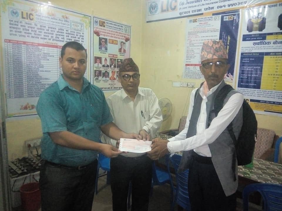 सरस्वति भट्टराईका परिवारले पाए एलआईसीद्धारा ११ लाख ४० हजार दाबी वापतको रकम