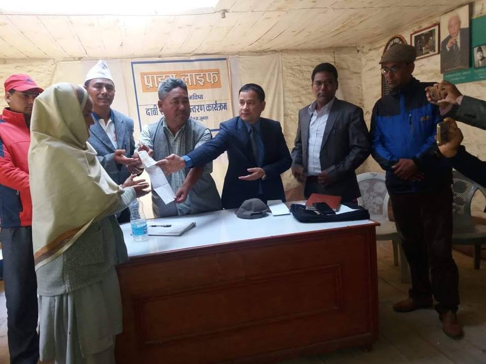 प्राइम लाइफद्धारा मृतकको परिवारलाई बीमा वापतको ३१ लाख रकम हस्तान्तरण