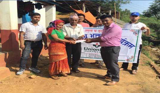 युनियन लाइफद्धारा मृतकको परिवारलाई बीमा वापतको १० लाख रकम हस्तान्तरण