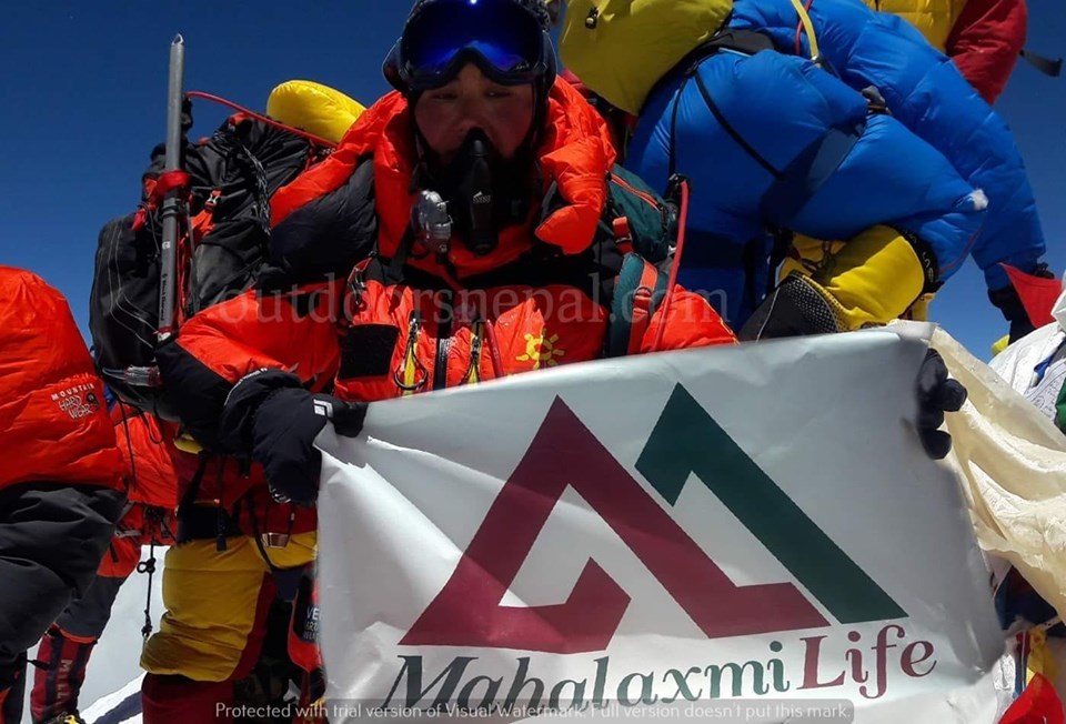 महालक्ष्मी लाइफको लोगो सगरमाथाको शिखरमा,‘ सिइओ भन्छन् राम्रो नतिजा’