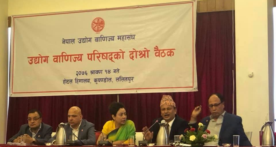 उद्योग बाणिज्य महासंघको ब्यानरमा सरकार र व्यवसायी छलफल गर्दै