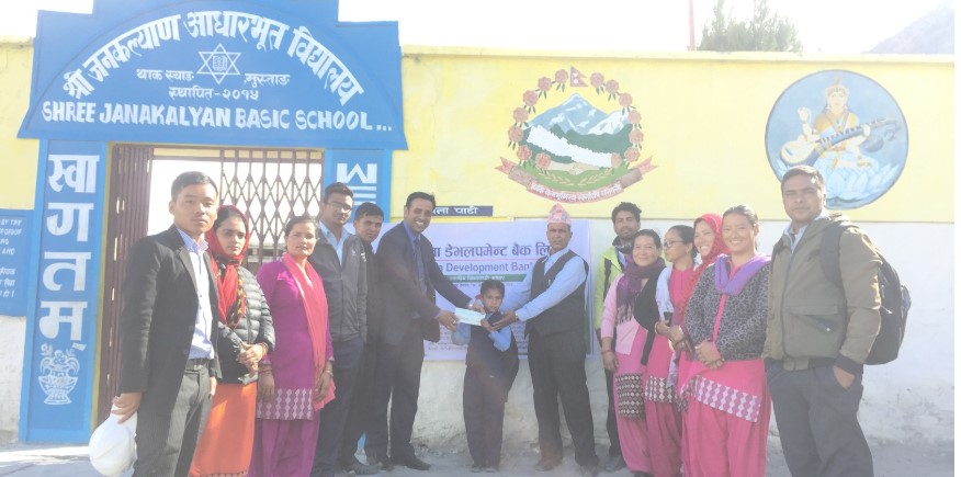 सांग्रिला डेभलपमेन्ट बैंकद्धारा जनकल्याण विद्यालयमा अध्ययनरत छात्रालाई सहयोग