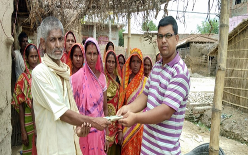 निर्धन उत्थान लघुवित्तद्धारा बीमा वापतको रकम हस्तान्तरण