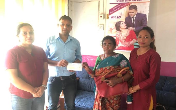 एशियन लाइफद्धारा मृतकको परिवारलाई ६ लाख २३ हजार रकम हस्तान्तरण