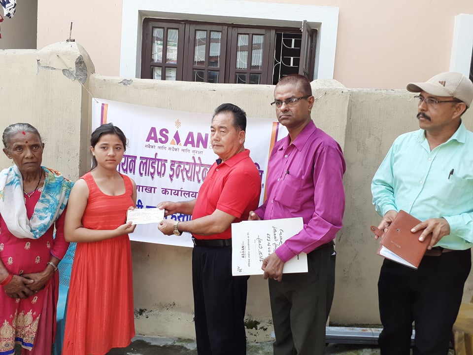 आमा बुवा गुमाएकी प्रियंकालाई एशियन लाइफद्धारा बीमा रकम हस्तान्तरण