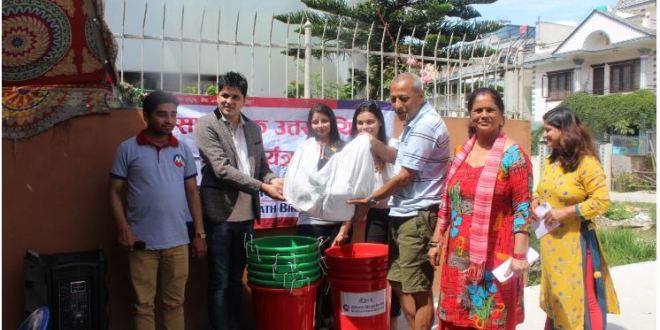 मुक्तिनाथ विकास बैंकद्धारा डाँफे टोल विकास संस्थालाई डस्टबीन हस्तान्तरण