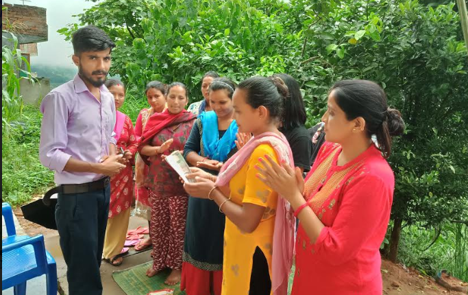 चौतारी लघुवित्तद्धारा मृतकको परिवारलाई बीमा पावतको रकम हस्तान्तरण