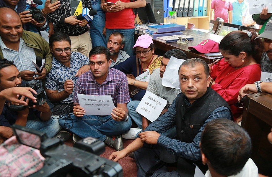 सांसद गगन थापाद्वारा सिंहदरवारभित्रै धर्नामा बस्ने !