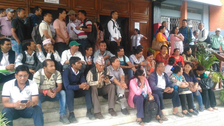 सरकारी कर्मचारी सिंहदरवारभित्रै धर्नामा