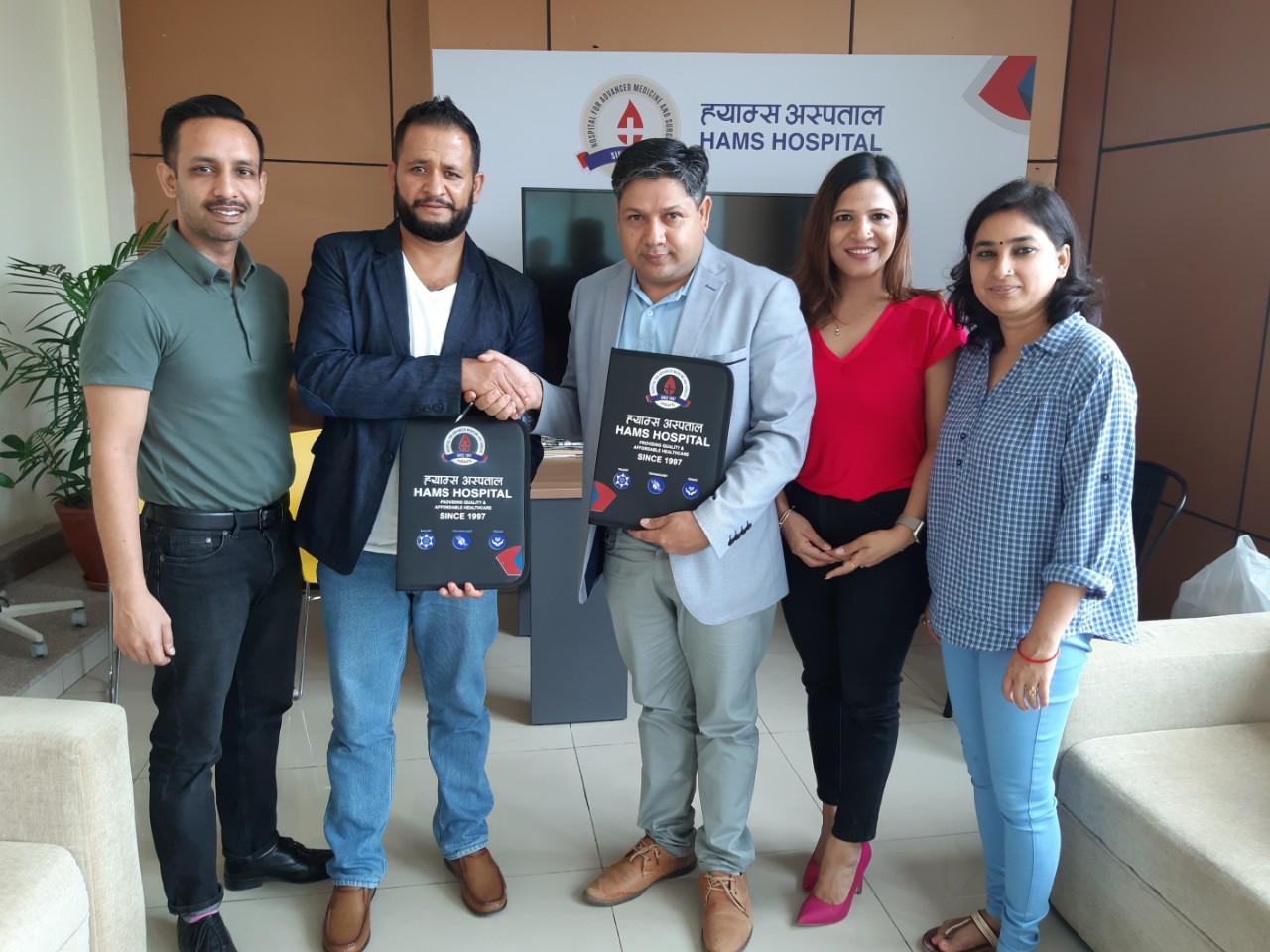 माछापुच्छ्रे बैंकले गर्यो दुई अस्पतालसँग सम्झौता, १०% सम्म छुट पाउने