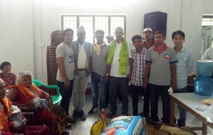 मुक्तिनाथ विकास बैंकद्धारा जेष्ठ नागरिक आश्रमलाई सहयोग