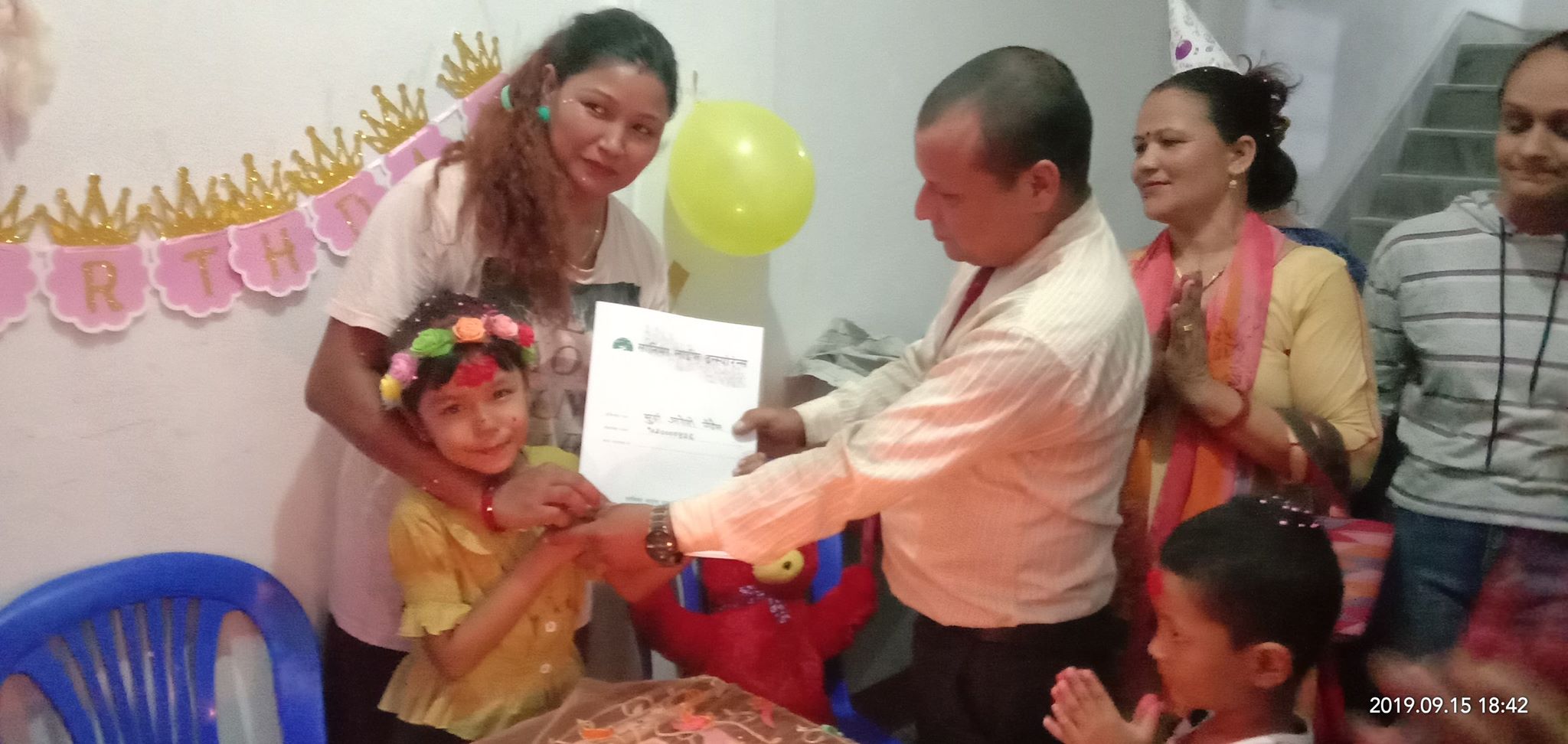 बीमा क्षेत्र उदाहरणीय बन्दै, आरोहीले पाईन जन्मदिनमा बीमा पोलिसी उपहार