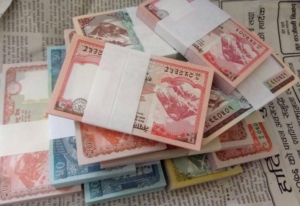 नयाँ नोट साट्न सर्वसधारणलाई अझै सास्ती, बैंकमा कर्मचारीलाई भने मस्ती