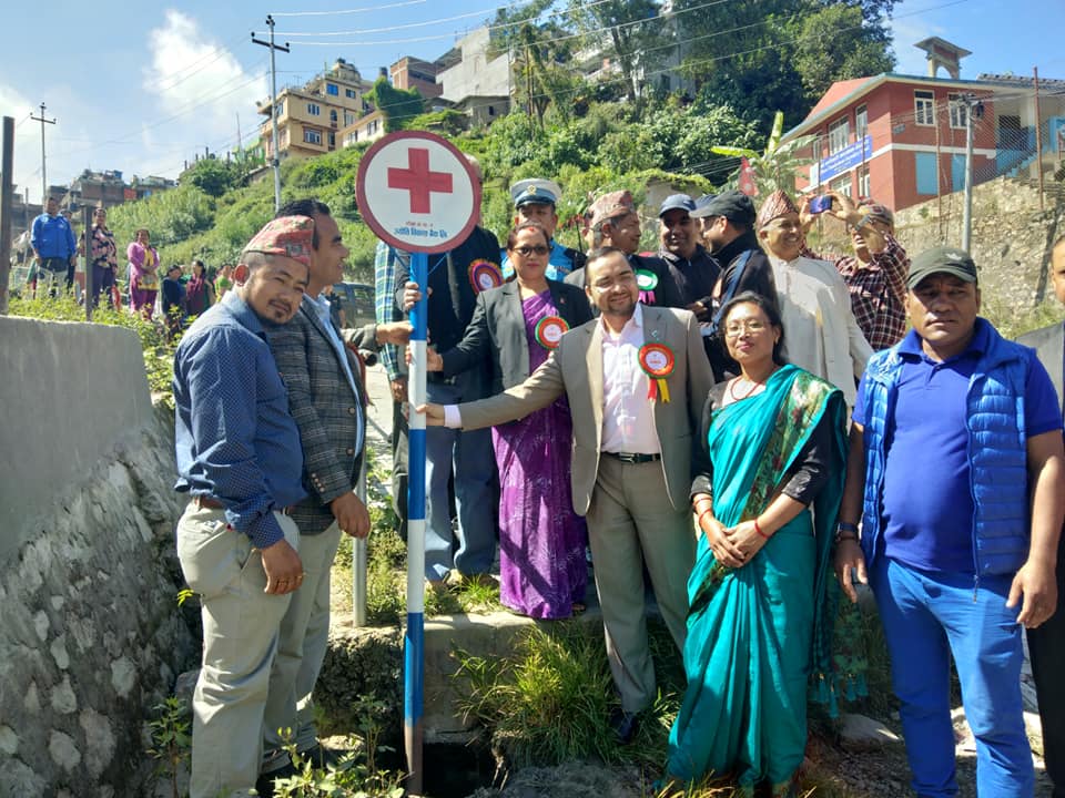 ज्योति विकास बैंक दुर्घटना न्यूनिकरण अभियानमा, टोखामा ७० वटा ट्राफिक चिन्ह राखिदै