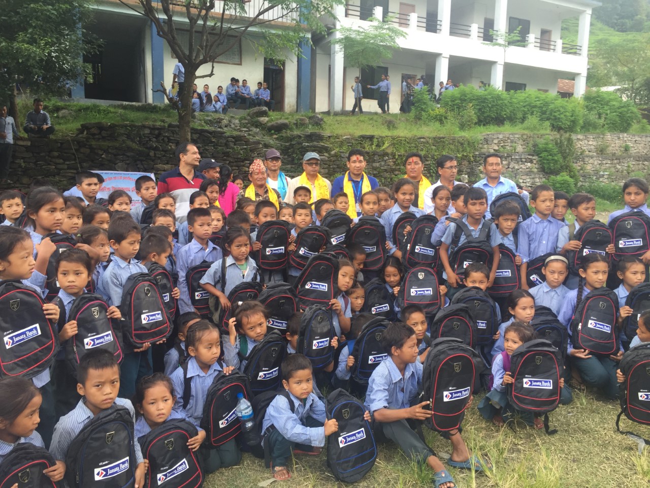 जनता बैंकद्धारा विद्यार्थीलाई ब्याग वितरण