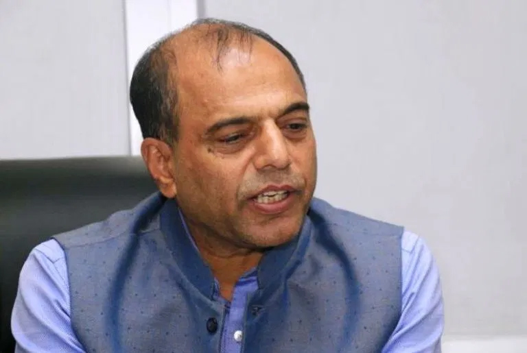 कृषि मन्त्री चक्रपाणी खनाललाई डेंगो लाग्यो, ग्राण्डीमा उपचार सुरु