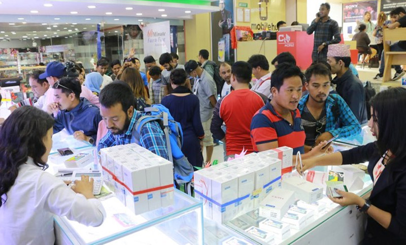 सुन्धारामा दशैं अफर, एउटा मोबाईल किन्दा अर्को सित्तैमा साथमा एक लाखको बीमा