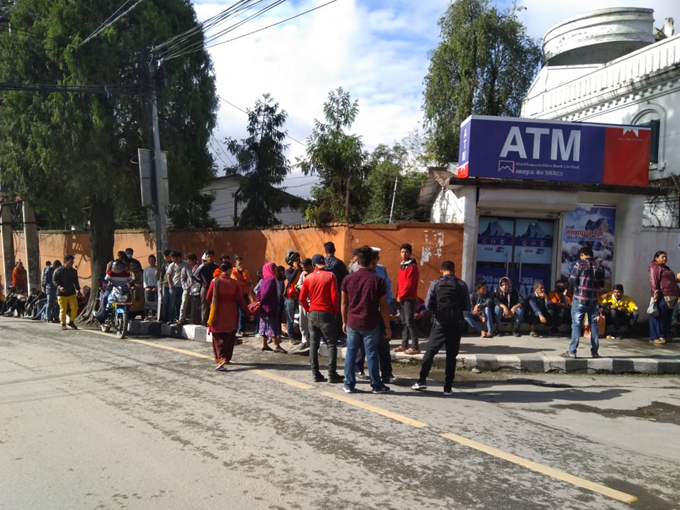 नेपाल राष्ट्र बैंकमा नयाँ नोट साट्नेको यस्तो देखियो भिड