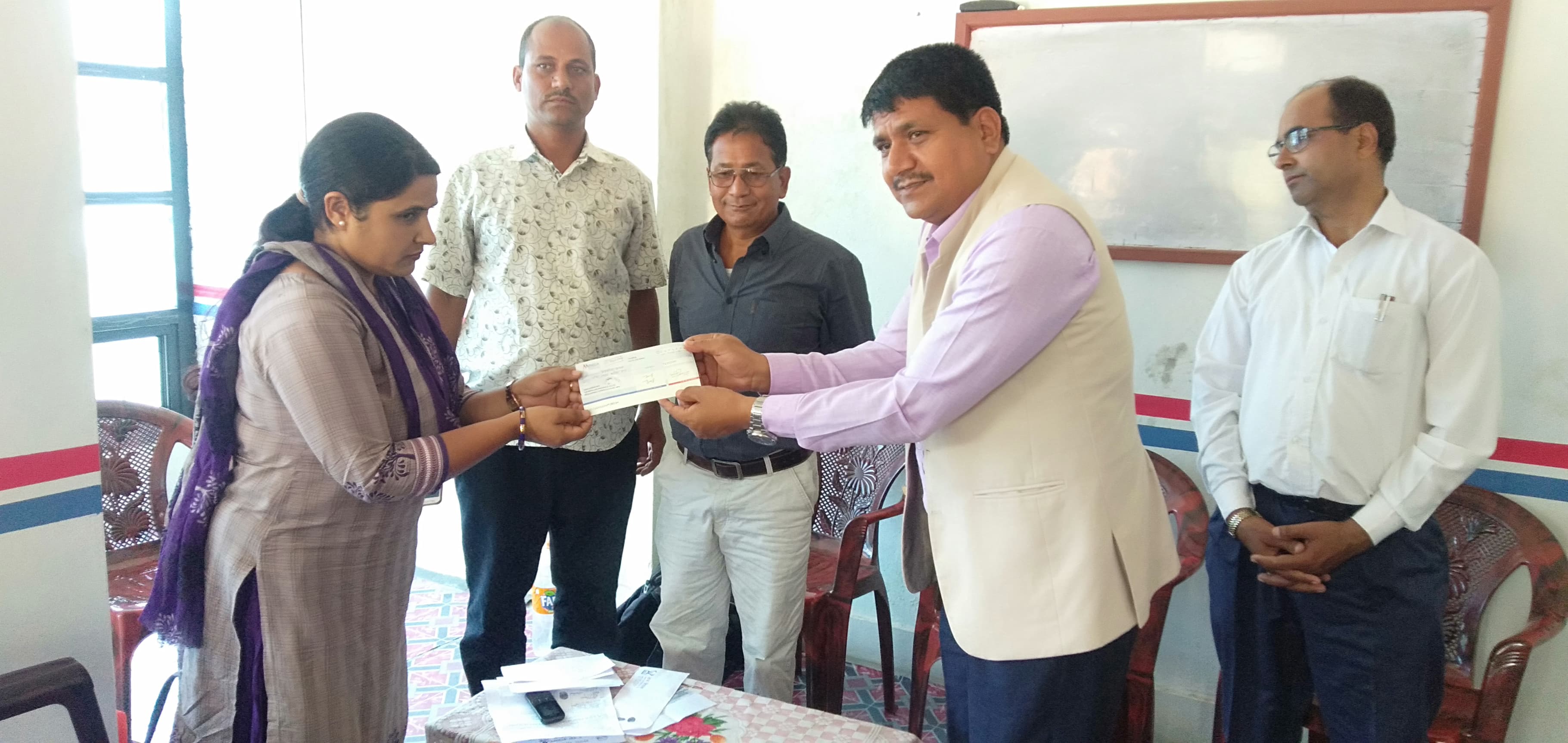 बिदेशमा मृत्यु भएका मल्लका परिवारलाई सन नेपाल लाईफद्वारा १४ लाख भुक्तानी